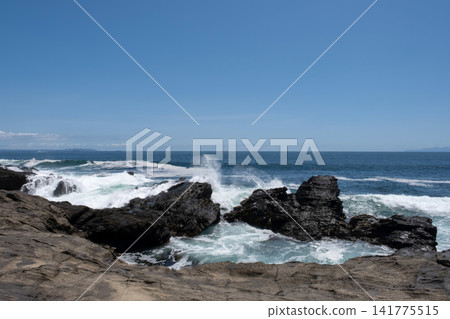 洶湧的海浪拍打著三浦半島城島的岩礁，激起陣陣湧浪和浪花。 141775515