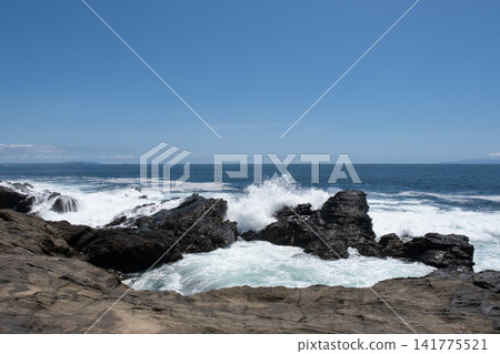 洶湧的海浪拍打著三浦半島城島的岩礁,激起陣陣湧浪和浪花。 洶湧的海浪拍打著三浦半島城島的岩礁,激起陣陣湧浪和浪花。 141775521