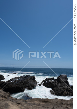洶湧的海浪拍打著三浦半島城島的岩礁,激起陣陣湧浪和浪花。 洶湧的海浪拍打著三浦半島城島的岩礁,激起陣陣湧浪和浪花。 141775522