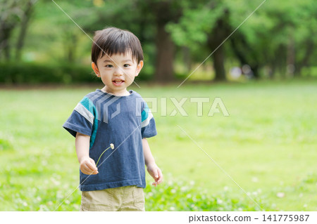 一個男孩在公園裡玩 一個男孩在公園裡玩 141775987