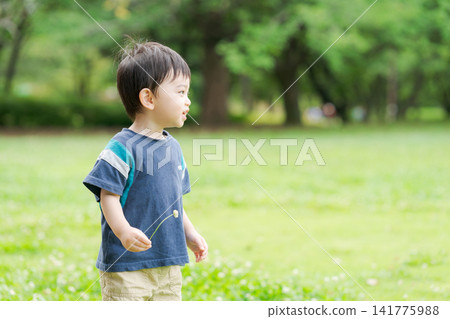 一個男孩在公園裡玩 一個男孩在公園裡玩 141775988