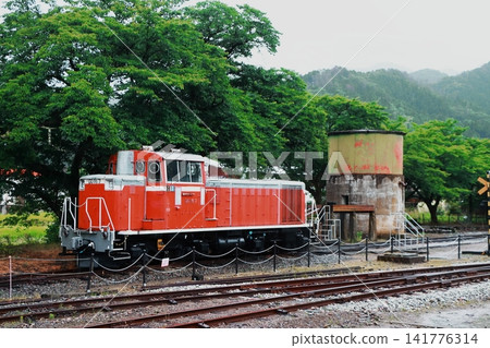 若狹鐵道上保留著一座復古水塔-DD16-7型機車停在若狹站。 若狹鐵道上保留著一座復古水塔-DD16-7型機車停在若狹站。 141776314
