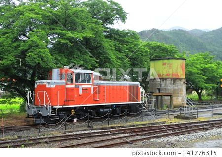 若狹鐵道上保留著一座復古水塔-DD16-7型機車停在若狹站。 若狹鐵道上保留著一座復古水塔-DD16-7型機車停在若狹站。 141776315