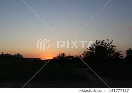 日落時的景色 日落時的景色 141777117