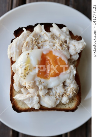 用豆漿麵包製作的鹹雞肉溏心蛋開放式三明治。 用豆漿麵包製作的鹹雞肉溏心蛋開放式三明治。 141777122