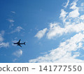一架飛機在藍藍的天空中飛翔 141777550