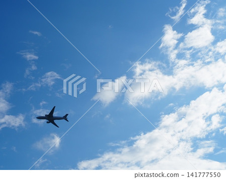 一架飛機在藍藍的天空中飛翔 141777550