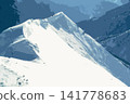 一幅油畫風格的插圖，描繪了冬季白雪皚皚的山脈。 141778683
