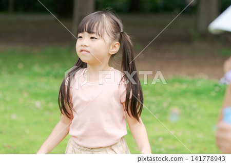 姊妹倆在夏日公園玩耍 姊妹倆在夏日公園玩耍 141778943