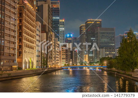 大阪夜景，「水之都」：土佐堀川、中之島公園、大阪市 141779379