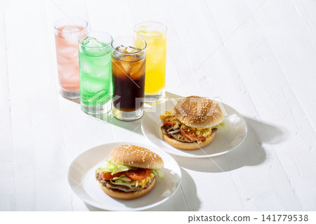 戶外午餐:漢堡與軟性飲料 戶外午餐:漢堡與軟性飲料 141779538