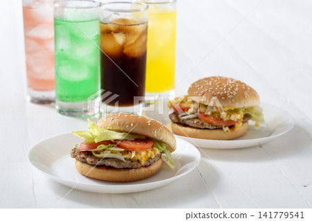 戶外午餐：漢堡與軟性飲料 141779541