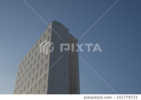 摩天大樓的建築之美,尤其是其優美的幾何窗戶排列,再加上令人心曠神怡的藍天,構成了一個絕佳的地點。 摩天大樓的建築之美,尤其是其優美的幾何窗戶排列,再加上令人心曠神怡的藍天,構成了一個絕佳的地點。 141779723