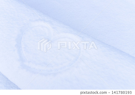 在皚皚白雪上畫出的心形 在皚皚白雪上畫出的心形 141780193