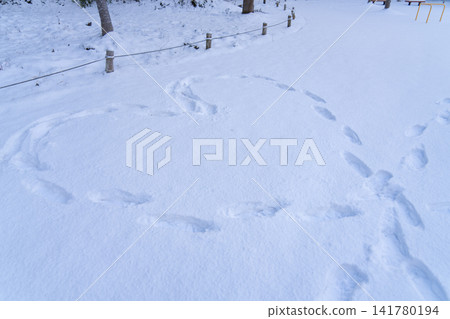 在皚皚白雪上畫出的心形 141780194