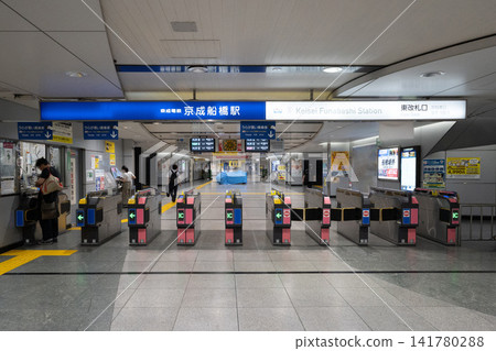 京成船橋站東側檢票口的自動檢票閘機整齊排列。 141780288