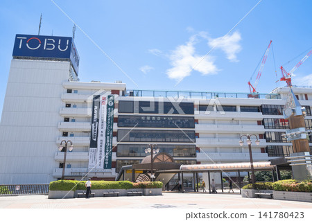 A view of Tobu Department Store Funabashi branch and a tower apartment building cranes from the north exit of Funabashi Station. A view of Tobu Department Store Funabashi branch and a tower apartment building cranes from the north exit of Funabashi Station. 141780423