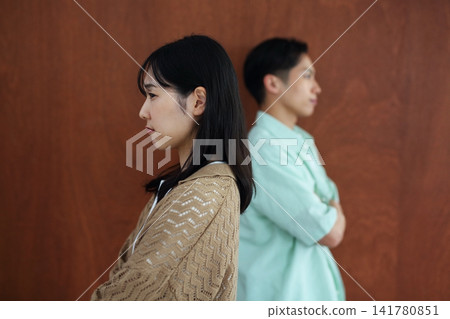 一對不和睦的男女的畫面。 141780851