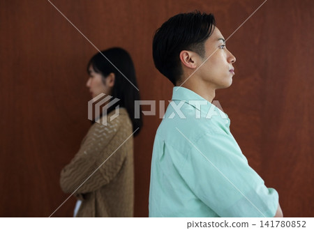 The image of a man and woman who don't get along. The image of a man and woman who don't get along. 141780852