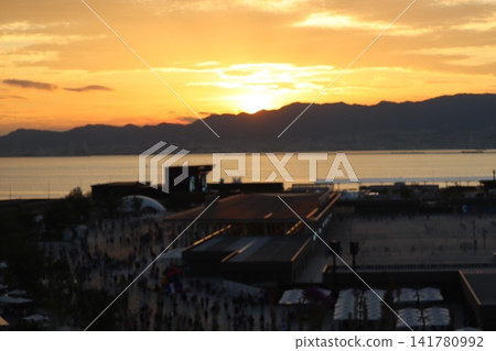 冬日傍晚,大海和停泊著船隻的港口景色。 冬日傍晚,大海和停泊著船隻的港口景色。 141780992