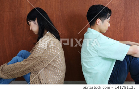 一對不和睦的男女的畫面。 141781123