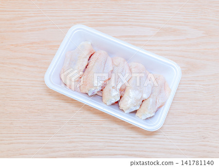 食品包裝中的雞翅 食品包裝中的雞翅 141781140