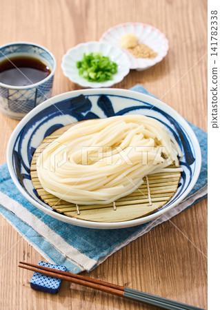 笊籬烏龍麵:一種用讚岐烏龍麵製成的冷麵食,盛放在盤子裡。 笊籬烏龍麵:一種用讚岐烏龍麵製成的冷麵食,盛放在盤子裡。 141782338