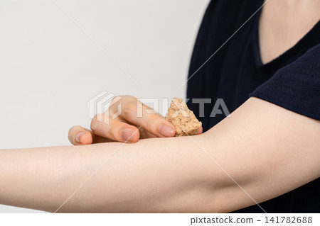 一位女性的手掌中握著一塊錐形艾絨。 一位女性的手掌中握著一塊錐形艾絨。 141782688
