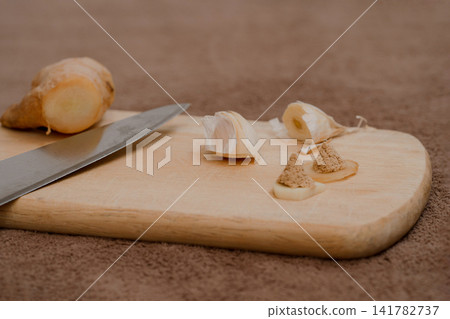 Preparation for indirect moxibustion: Place slices of garlic and ginger on top. Preparation for indirect moxibustion: Place slices of garlic and ginger on top. 141782737