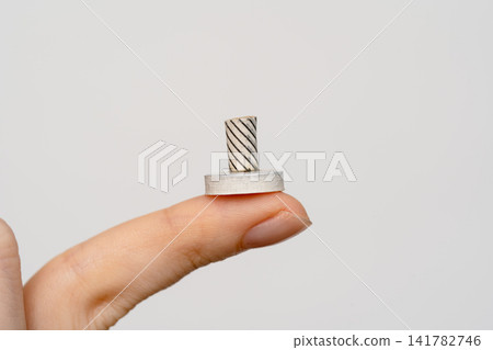 特寫鏡頭顯示一個未使用的艾炷放在指尖。 特寫鏡頭顯示一個未使用的艾炷放在指尖。 141782746