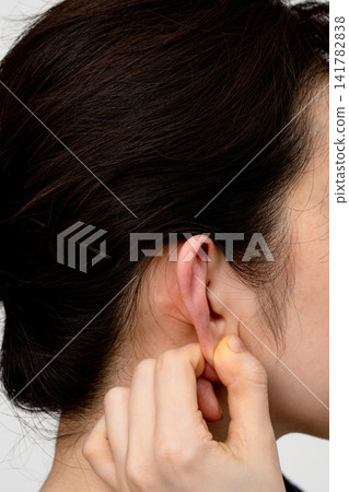 女性自我照顧：拉扯與按壓耳垂 141782838