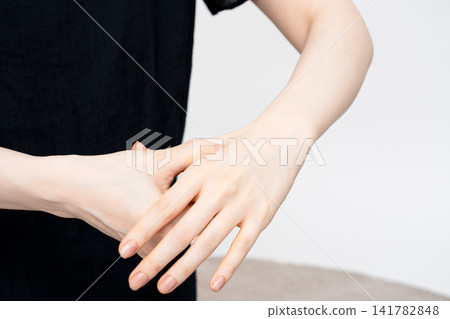 按壓女性上身手背上的穴位 按壓女性上身手背上的穴位 141782848