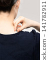 A vertical position where the moxibustion base on the nape of a woman's neck is supported by the hand. 141782911