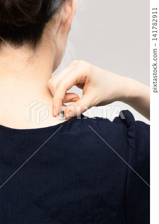 一種垂直姿勢,用手托住放在女性頸後的艾灸穴位。 一種垂直姿勢,用手托住放在女性頸後的艾灸穴位。 141782911