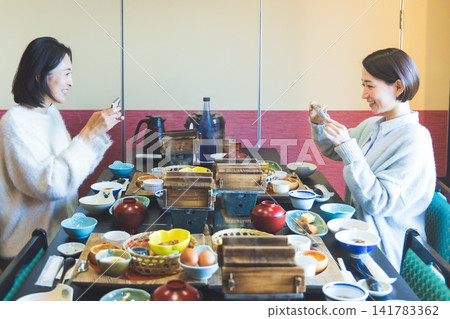 兩名女子在溫泉旅館吃早餐時,用智慧型手機互相拍照。 兩名女子在溫泉旅館吃早餐時,用智慧型手機互相拍照。 141783362