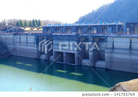 [Kanagawa Prefecture] Lake Tsukui, a major water source, is experiencing severe drought. 141783769