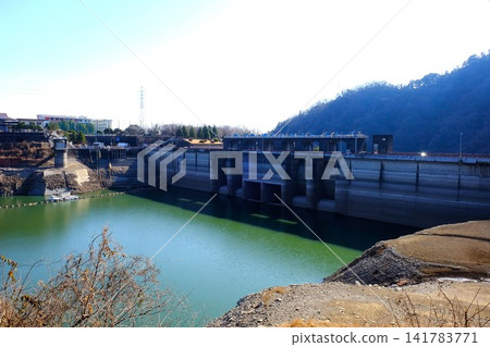 【神奈川縣】由於築井湖(一座大型水庫)缺水,城山水壩面臨嚴重乾旱。 【神奈川縣】由於築井湖(一座大型水庫)缺水,城山水壩面臨嚴重乾旱。 141783771