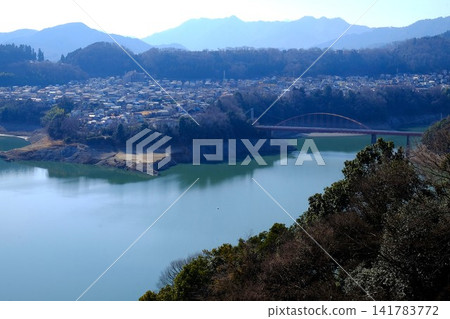 【神奈川縣】從中澤地區俯瞰正在遭受嚴重乾旱的築井湖。 141783772