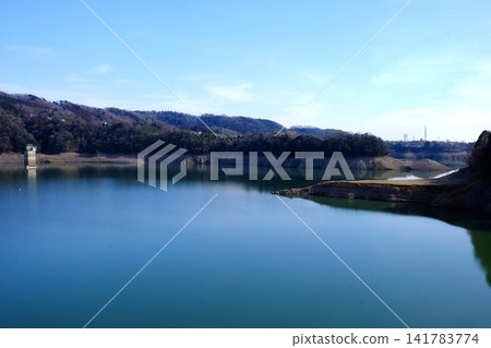 【神奈川縣】正在遭受嚴重乾旱的築井湖湖床景象。 【神奈川縣】正在遭受嚴重乾旱的築井湖湖床景象。 141783774