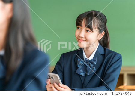 Elementary school, junior high school, and high school students taking online classes using smartphones in school classrooms (ICT education) Elementary school, junior high school, and high school students taking online classes using smartphones in school classrooms (ICT education) 141784045