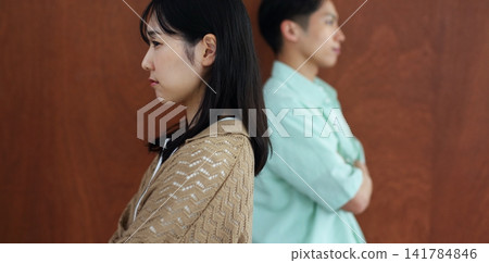 一對不和睦的男女的畫面。 141784846
