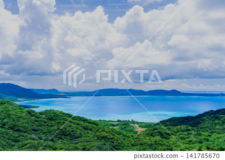 從石垣島山頂俯瞰海岸線全景 141785670