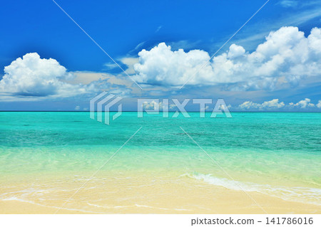 沖繩夏日的藍天和池間島的大海 沖繩夏日的藍天和池間島的大海 141786016