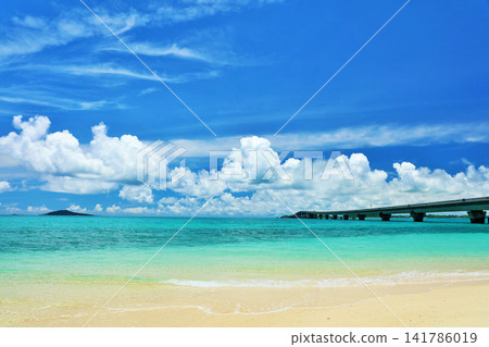 沖繩夏日的藍天和池間島的大海 沖繩夏日的藍天和池間島的大海 141786019