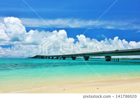 沖繩夏日的藍天和池間島的大海 沖繩夏日的藍天和池間島的大海 141786020