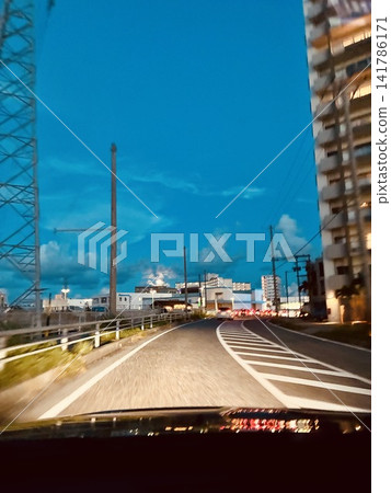 黃昏時分的城市街道,讓人聯想到人們下班回家或開車通勤的場景。 黃昏時分的城市街道,讓人聯想到人們下班回家或開車通勤的場景。 141786171