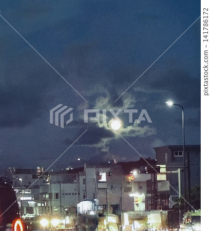 一輪滿月穿透雲層,照耀著夜幕下的城市景觀。 一輪滿月穿透雲層,照耀著夜幕下的城市景觀。 141786172