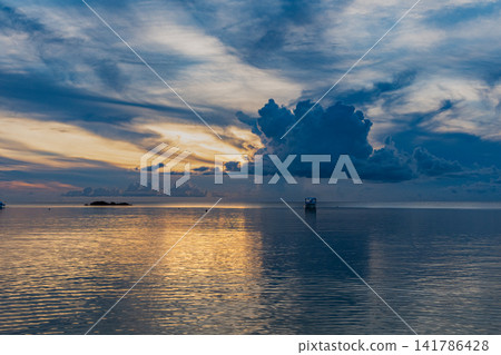 夕陽沉入石垣島平靜的海面上。 141786428
