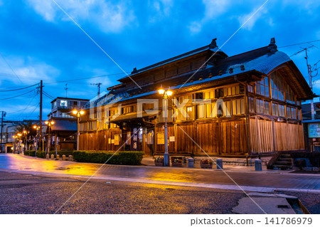 飯坂溫泉公共澡堂佐鯖湯的夜景。 飯坂溫泉公共澡堂佐鯖湯的夜景。 141786979