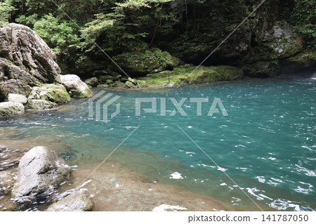 二淀川支流中的一個深潭,水質清澈見底。 二淀川支流中的一個深潭,水質清澈見底。 141787050